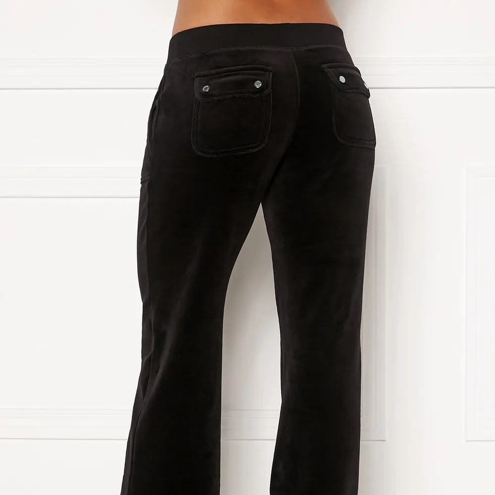 Har dessa svarta juicy byxor i storlek s som jag skulle vilja byta till storlek xs, är det någon som har? ❤️. Jeans & Byxor.