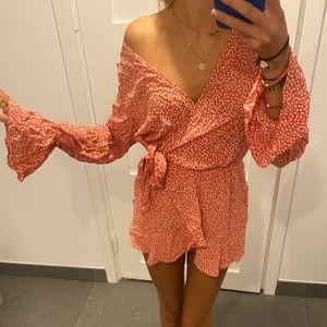 Söt byxdress - Jätte söt och smickrande byxdress från hm utan några defekter. Köpte den för några år sen och helt enkelt bara glömt bort den! Super fin med snörning där fram. Jätte fina ärmar med volanger. 🍄🍄