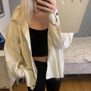 Skjortjacka  - Jacka i tunt material, strl L men passar som oversized S/M!