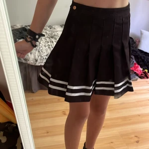 Kjol - Används ej längre. Köpt från H&M i strl 34/XS kanske passar S vet ej. Den är highwaisted