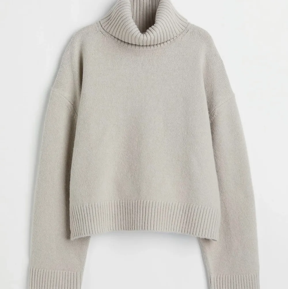 Säljer denna stickade tröja från hm med polokrage. Köpte förra vintern men använd sparsamt. Sticks inte🤗🤗 storlek S. Tröjor & Koftor.