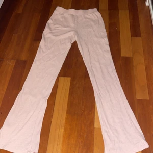 Mjukisbyxkor storlek 170 - Jag säljer ett fint rosa mjukis byxor har använt dom 2 gånger dom sitter bra på en frakten betalar ni och om leverantörerna slarvar bort den står jag inte för det säljer sett fina plagg för 100kr