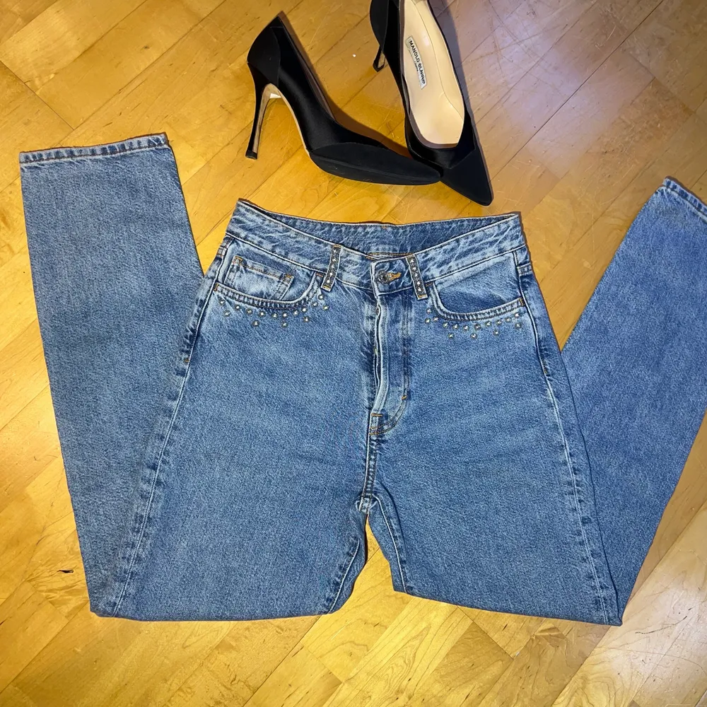 Super cute staight jeans that fits lovely. Tre ally nice blue Color. The pants have no defects.. Jeans & Byxor.