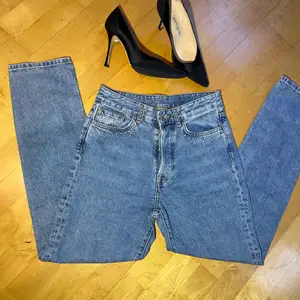 Super cute staight jeans that fits lovely. Tre ally nice blue Color. The pants have no defects.