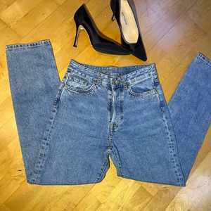 Highwasted straight blue jeans with silver detail  - Super cute staight jeans that fits lovely. Tre ally nice blue Color. The pants have no defects.