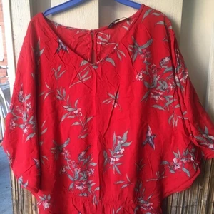 Oversize stil blus tunika Zara storlek M fladdrig skön på sommaren - Zara Collection blus i "Oversize" stil. Härligt fladdrig och sval och skön på varma sommardagar! Storlek M. Sparsamt använd. Etiketten med info om material är bortklippt,men jag tror det är en bomullsblandning som tvättas i 30/40 grader.  Katt finns i hem