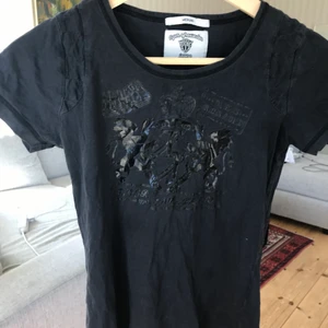 Vintage t-shirt  - Super söt tiger of sweden tröja. Det är min mammas gamla. Från sent 90tal/ tidigt 00tal. Det står att storleken är medium men skulle säga att den är en stor S. Skriv gärna innan köp. 