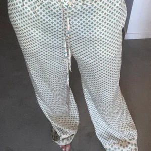 Zara byxor satin/silke flerfärgad/mönster - Storlek Xs men passar mig som har 36/38 i jeans! Stora i storleken och ljusterbar i midjan samt en perfekt längd på mig som är 166 ca. 