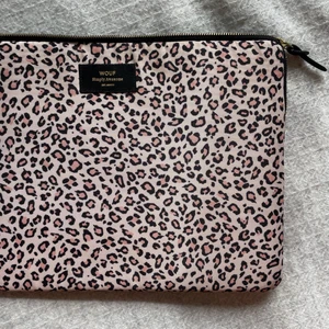 Wouf datorfodral  - 15 tum datorfodral med rosa leopardmönster. Så snygg men använder inte till min dator. Jag står för frakten 📦  Endast betalning via swish! 