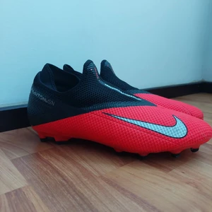 Fotbollsskor  - Storlek:42.5 knappt använda dem blev för små. Köpte dem för 1000kr säljer dem för 750kr.