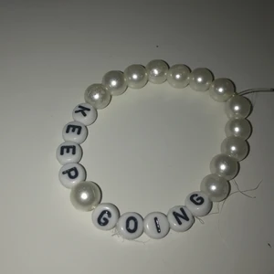 Armband - Tre armband som det står tedyrun och keep going och vanlig snäck armband jag säljer dom för 30kr men man kan köpa en då det kostar en 10kr plus frakt som är 26kr.