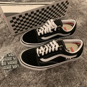 VANS HELT NYA - Säljer mina helt nya & oanvända vans. Modellen heter pop cush och är perfekt till skate!! Säljer för jag fick ett par andra så behöver inte 2. Dm för fler bilder. Nypris 849kr
