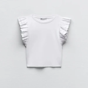 Zara topp med volanger  - Säljer min jättefina zara tröja med volanger då det inte är min stil, aldrig använd endast provad och tvättad en gång! 💕