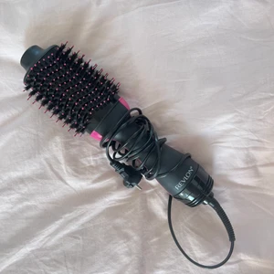 Revlon varmluftsborste - Säljer min Revlon borste, använd ett fåtal gånger. Frakt tillkommer om man vill att jag postar!