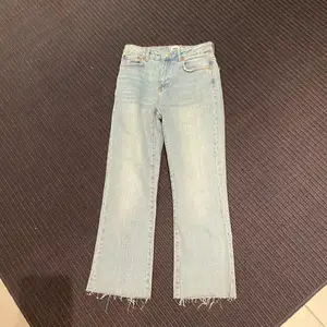 Ett par blåa jeans från lager 157. Alldeles nya och inte använda. 