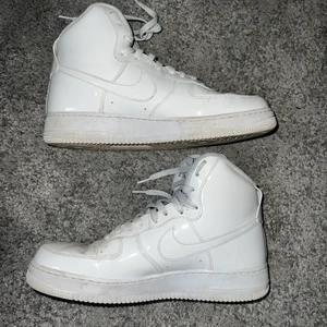 Nike Air Force 1 High ”Sheed” - US 10,5 - säljer ett par unika Air Force 1 High ”Sheed”. En edition med RJ Wallace.
