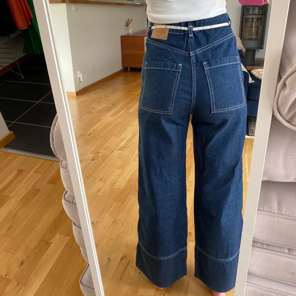 Mörkblåa jeans med vita sömmar och band i midja från Weekday. Storlek på jeansen är 25, gott skick.💕. Jeans & Byxor.