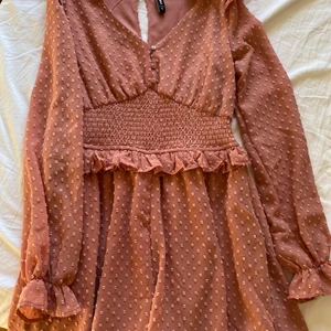 Klänning - Säljer denna underbara volang klänningen från new yorker. Klänningen har inbyggda shorts och har väldigt många fina volanger 💖🙌 skriv vid frågor eller fler bilder 