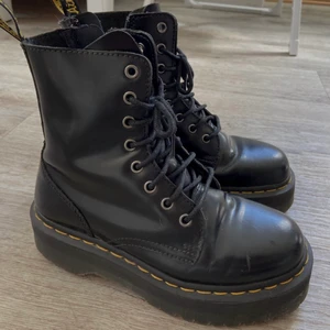 Jadon  - Dr.Martens Jadon stl 38 eu 💕 Köpta på tradera, aldrig använda av mig. Superfint skick, säljer endast vidare pga stl 38 var för litet för mig (är mellan 39 & 40 annars). Nypris via tradera: 1500kr. 