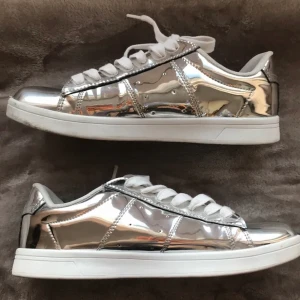 Skor - Jättefina silverskor i väldigt bra skick💕💕