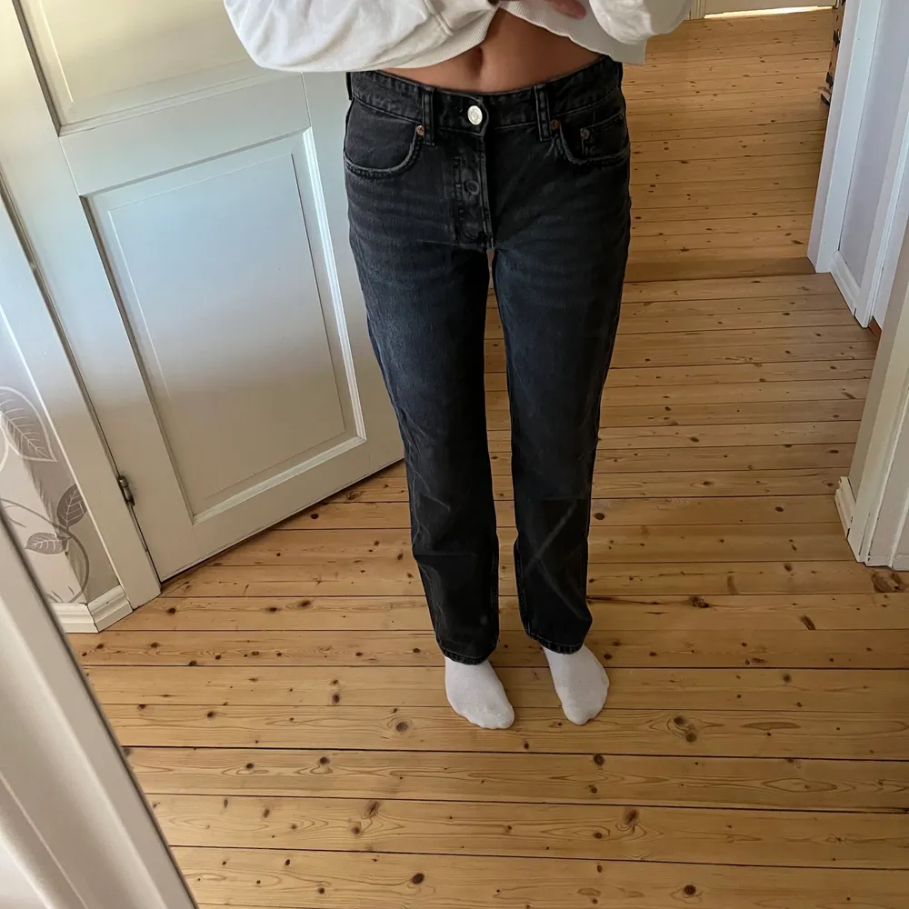 Säljer min svarta Zara jeans. Modellen är mid waist och raka. Dom är i strl 36 och jag är 172💕 köpte dom i början av året men säljer då jag har för många jeans och använder andra i min garderob mer!💜 (köparen står för frakt) . Jeans & Byxor.