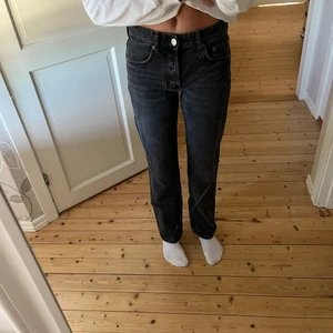 Zara jeans  - Säljer min svarta Zara jeans. Modellen är mid waist och raka. Dom är i strl 36 och jag är 172💕 köpte dom i början av året men säljer då jag har för många jeans och använder andra i min garderob mer!💜 (köparen står för frakt) 