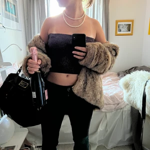 Festtopp  - En snygg basic festtopp som alltid funkar🍾🪩 den är lilaglittrig och passar med det mesta. Jag har använt den sparsamt så den har många år kvar. Den är extremt stretchig så den borde passa från s-L och är väldigt mjuk på insidan🫶🫶🫶