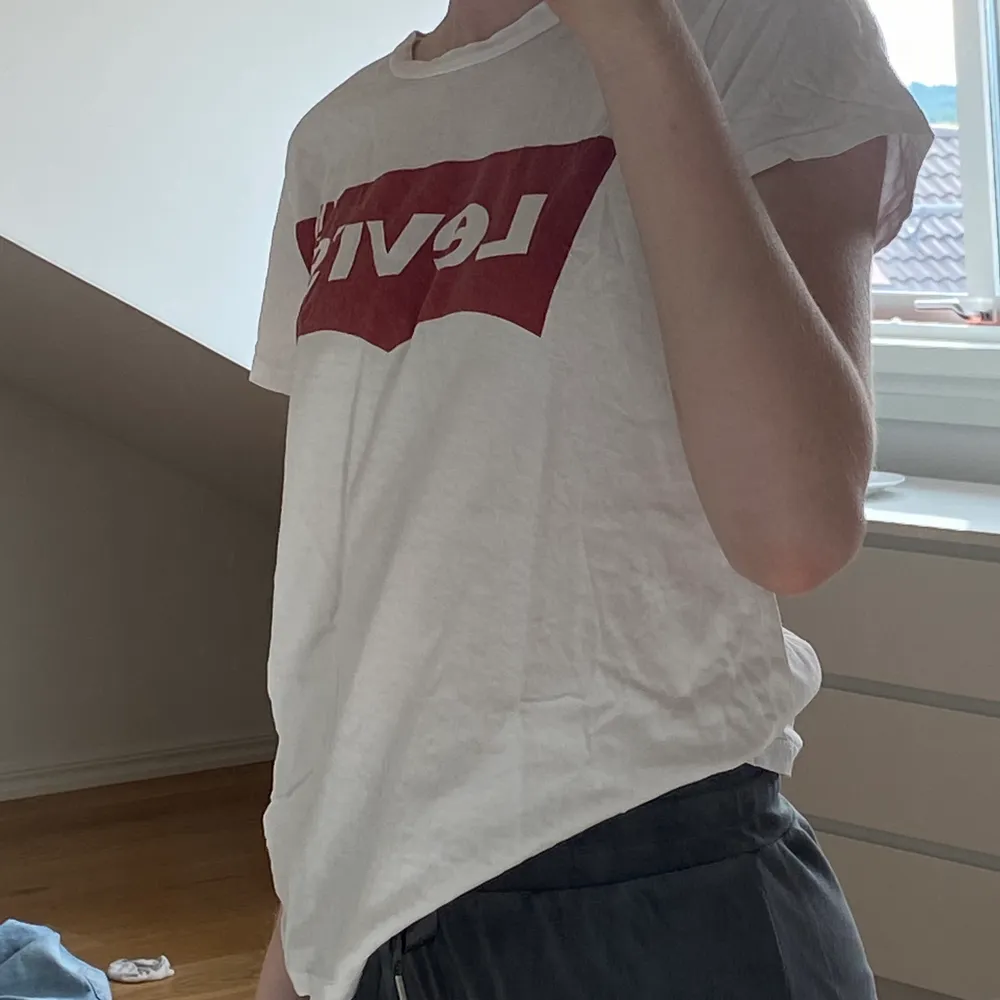 Säljer min Levis t-shirt för att den inte kommer till användning🎸⚡️🫶🏼 skriv om ni har några frågor❤️ köpte för ca 199 säljer för 60 plus frakt💗. T-shirts.