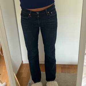 Levis jeans i en så snygg färg. Lite korta på mig som är 172 men annars perfekta för mig som vanligtvis har storlek 36💕💕