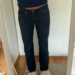 Mörkblå Levis jeans  - Levis jeans i en så snygg färg. Lite korta på mig som är 172 men annars perfekta för mig som vanligtvis har storlek 36💕💕