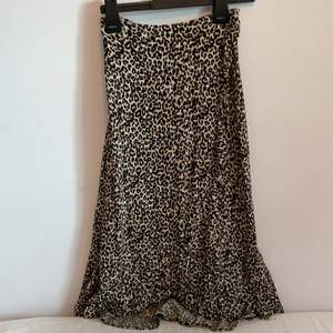 En leopard kjol som är från Lindex och kommer inte till användning, har använt fåtal gånger och är i mycket bra skick❤️