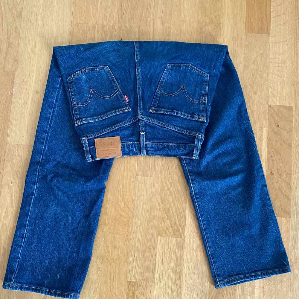 Ett par mörkblå Levis jeans i storlek W25 L27. Använda fåtal gånger och i mycket bra skick. Köpta för 1300 kr. Köparen står för eventuell frakt och frakten ingår inte i priset. . Jeans & Byxor.