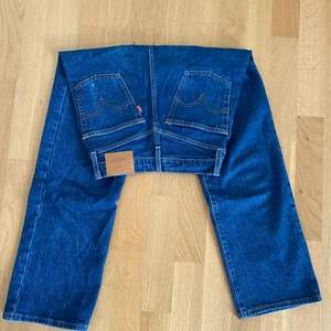 Levis Ribcage straight  - Ett par mörkblå Levis jeans i storlek W25 L27. Använda fåtal gånger och i mycket bra skick. Köpta för 1300 kr. Köparen står för eventuell frakt och frakten ingår inte i priset. 