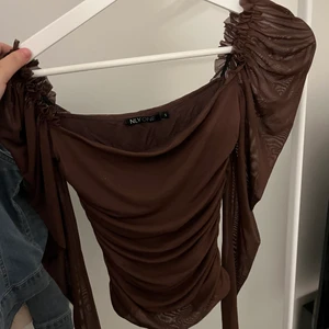 Brun tröja  - Jättefin brun tröja med fina detaljer! Jag köpte denna tröjan från Nelly och jag säljer den då den inte kommer till användning. Skriv vid frågor❤️