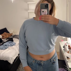 tröja - Säljer denna kroppade tröja som inte används något mer. Fint skick😊Bara att höra av er om mer bilder💕