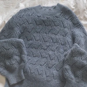 Stickad tröja  - Fin stickad tröja från & other stories, M men sitter fint oversize på mig som normalt har S i tröjor! Hör av privat för fler bilder eller andra frågor