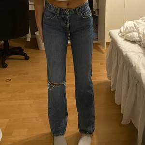 Zara midrise jeans med hål på ena knät i storlek 36