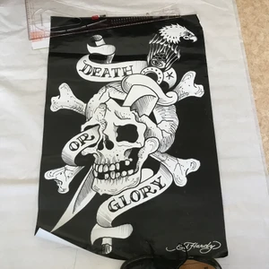 ed hardy poster - OBS! Endast hämtning eller uppmötning för denna vara då paketet blir väldigt krångligt, Clean svart vit ed hardy poster, lite slit i hörnen då den varit fastnålad och lite smårynkig men annars väldigt fin! 60x90cm Finns att hämtq i sundbyberg och fredhäll
