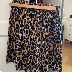 Leopard kjol🐆 - Leopard mönstrad kjol som har resår band i midjan och är väldigt töjbar☺️ Så skönt material!