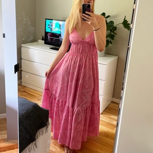 Långklänning från hm! - Säljer denna fantastiska långklänningen från hm!! Skicket är mycket bra❣️ Storlek 40 men jag på bilden brukar ha mellan xd-m🥰 (Frakt tillkommer, spårbart 57kr)