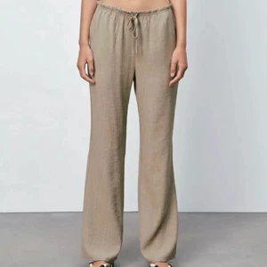 Beigea Byxor - Beiga oanvända jättefina byxor. Säger pga för små för mig. Stl M