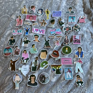 Harry styles stickers - Säljer mina harry stickers. Har använt dem som prydnad på väggen. Säljer 1 för 2 kr. Eller alla (48) för 50 kr. Man betalar frakten själv och jag fotar när jag postar.