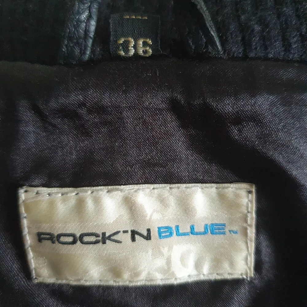 Säljer min kära skinnjacka från Rock and Blue som köptes hos butiken JC när den fortfarande fanns för över 2000 kr märkt 36. Jackan är omskött och har inga skador! Något figursydd men är lite rymlig så en 38 kan definitivt ha den. Skärp & skjorta säljs å. Jackor.