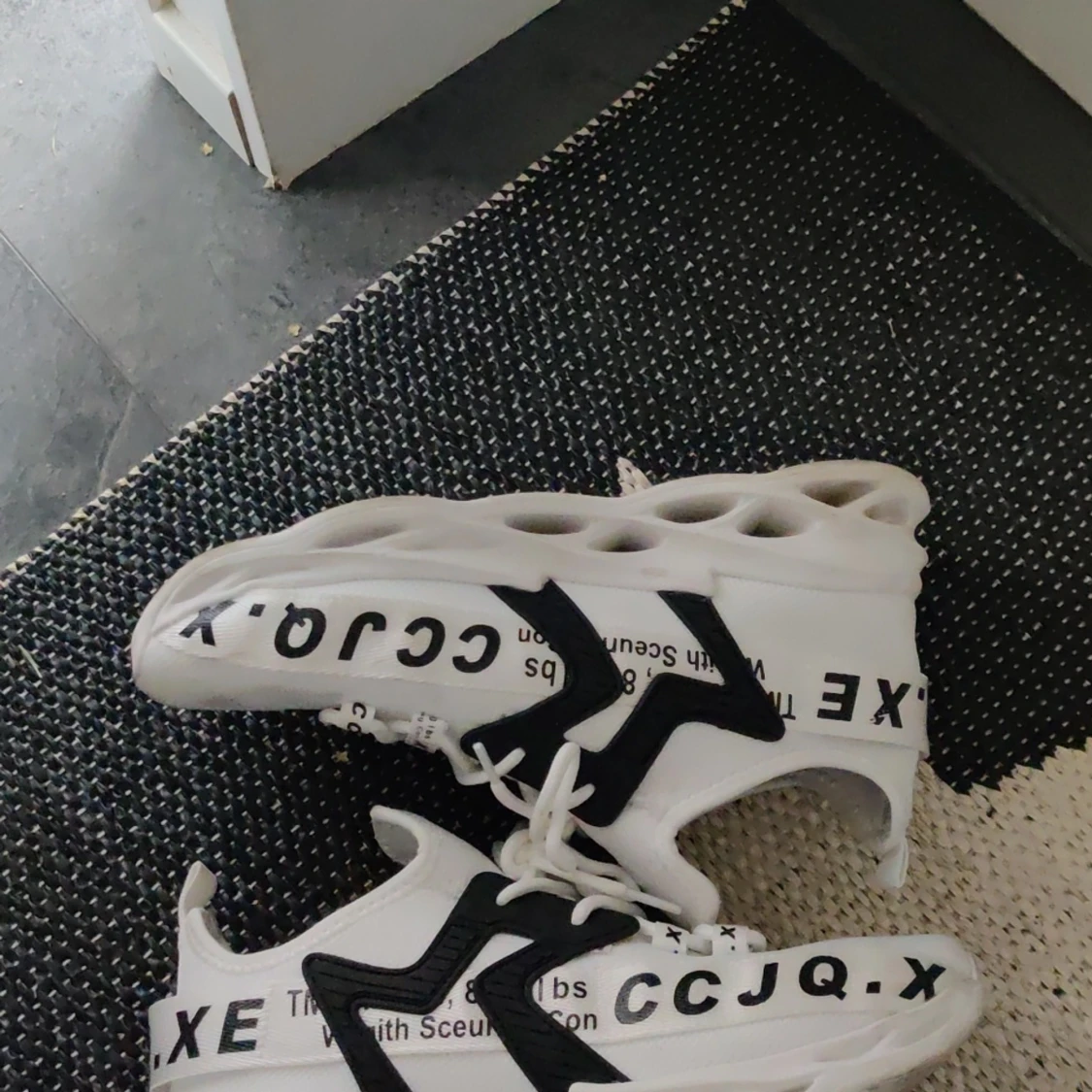 Säljer skor använda 1gång