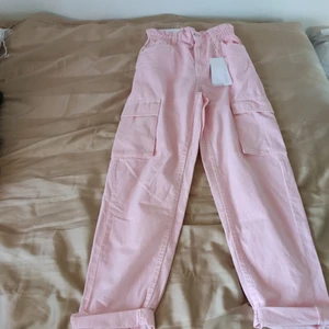 Cargobyxor - Cargobyxor i twill med rynkad midja. Aldrig använda eftersom att de är helt nya. Köpta i spanien 