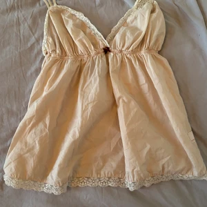 Äkta odd Molly blus/linne💓  - Odd Molly blus i bra skick eftersom aldrig använt, ljusrosa färg med röd rosett (köpt secondhand) säljer eftersom det aldrig används💓