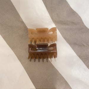 Klämmor  - Två små klämmor som är super gulliga! Måtten är 6 x 2cm💚köp båda för 40kr inkl frakt eller köp en för 20kr inkl frakt💚