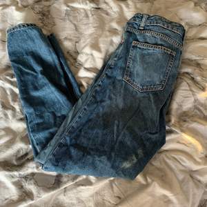 Mom jeans från lager 157. Bra skick, slitningar längst ned. Kan skickas😊