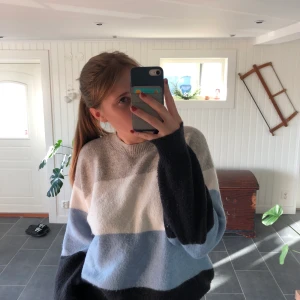 Randig stickad tröja  - Mysig randig tröja från H&M, skicket är bra men tröjan är ganska använd 💗 betalning sker via Swish!!