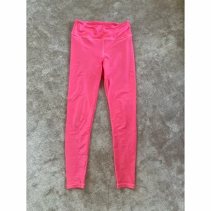 Shiny tights Röhnisch - Shiny tights från Röhnisch. Använda ett fåtal gånger, fint skick. Väldigt mjuka och stretchiga. Möts upp eller skickar mot fraktkostnad ☺️